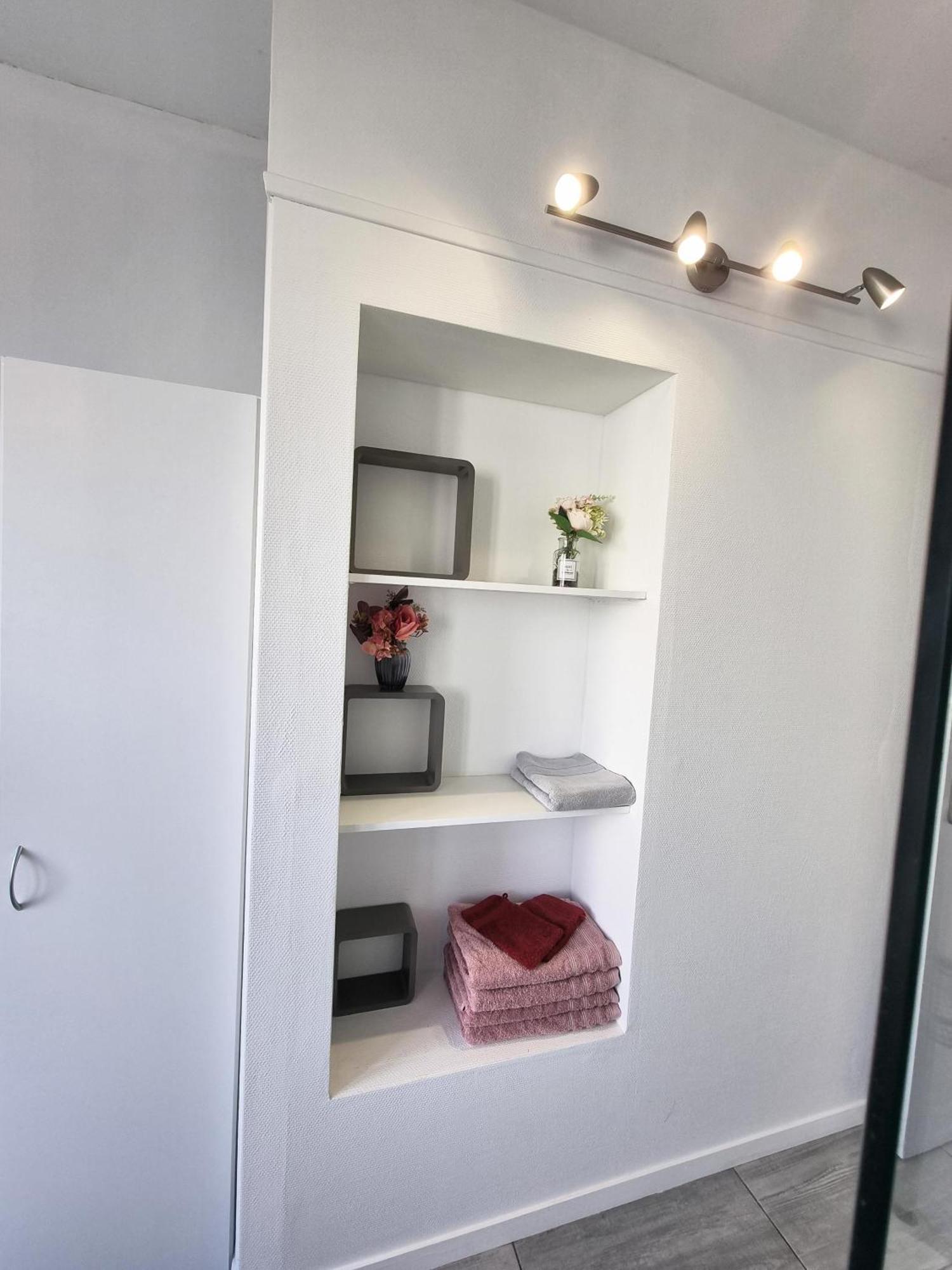 6 Appartements Et 4 Adresses A Mi-Chemin Entre Le Vieux Port Et L Ile De Re La Rochelle  Bagian luar foto